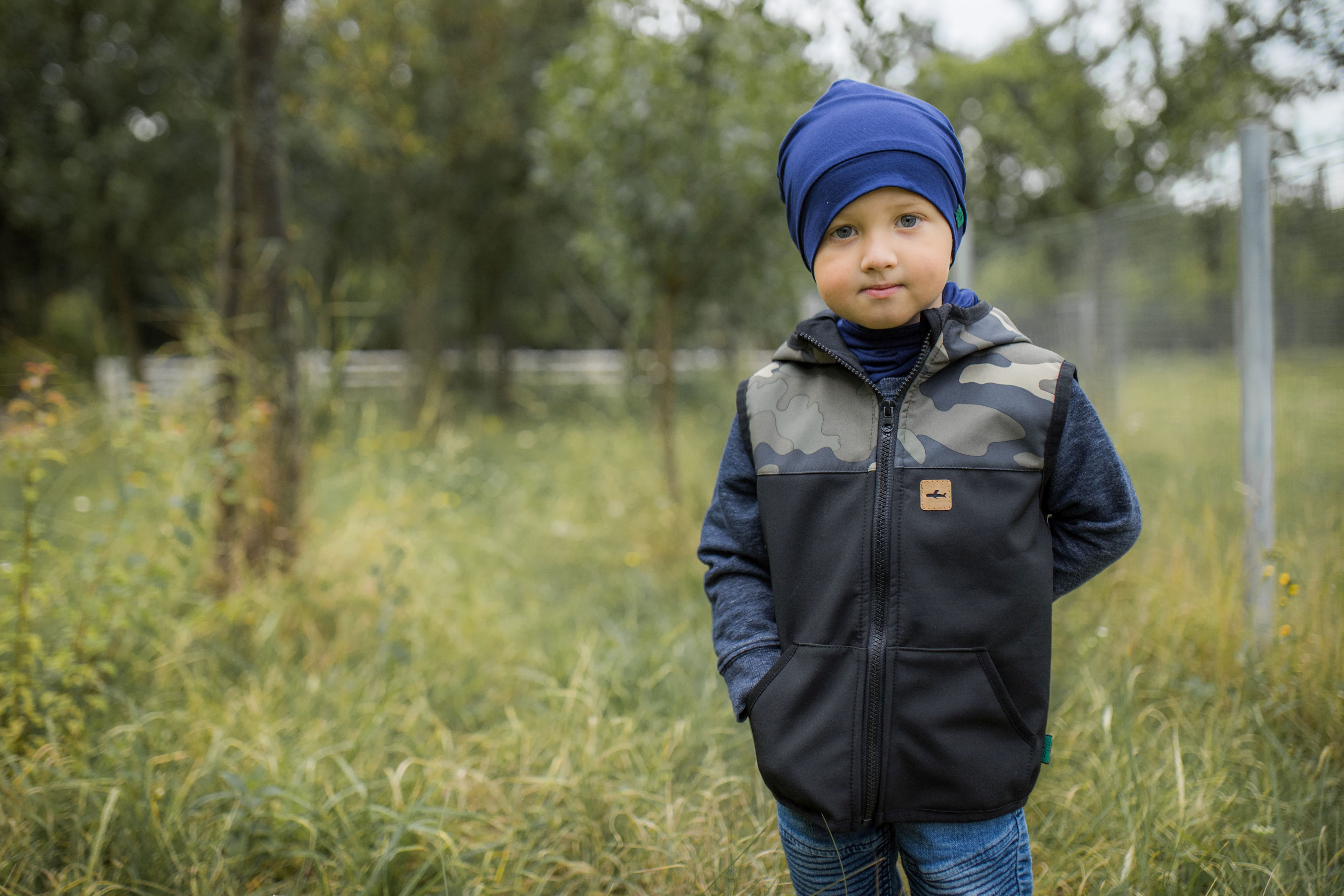 Softshellová vesta s kapucí - černá+zelený maskáč - SKLADEM - vel.104