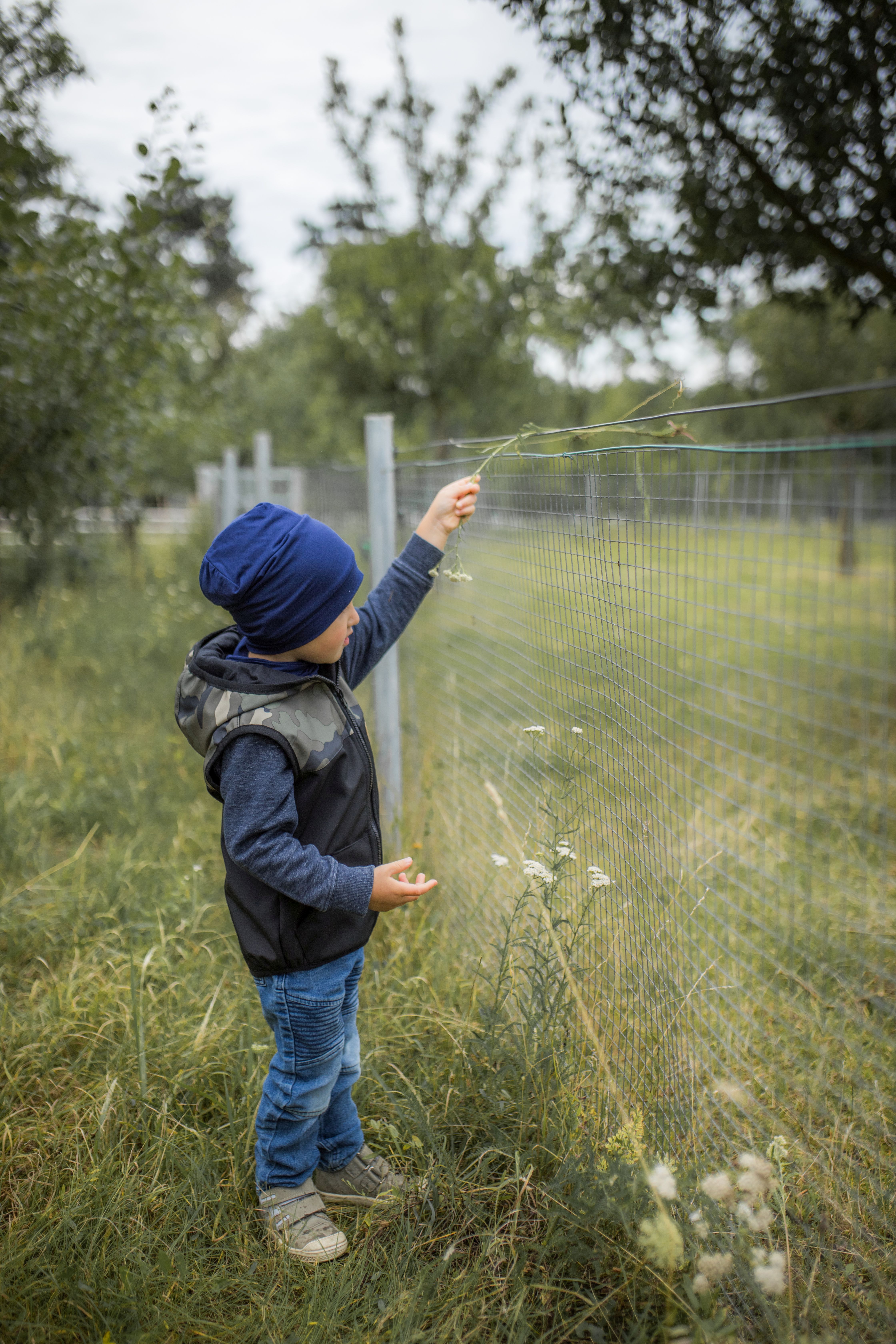 Softshellová vesta s kapucí - černá+zelený maskáč - SKLADEM - vel.104
