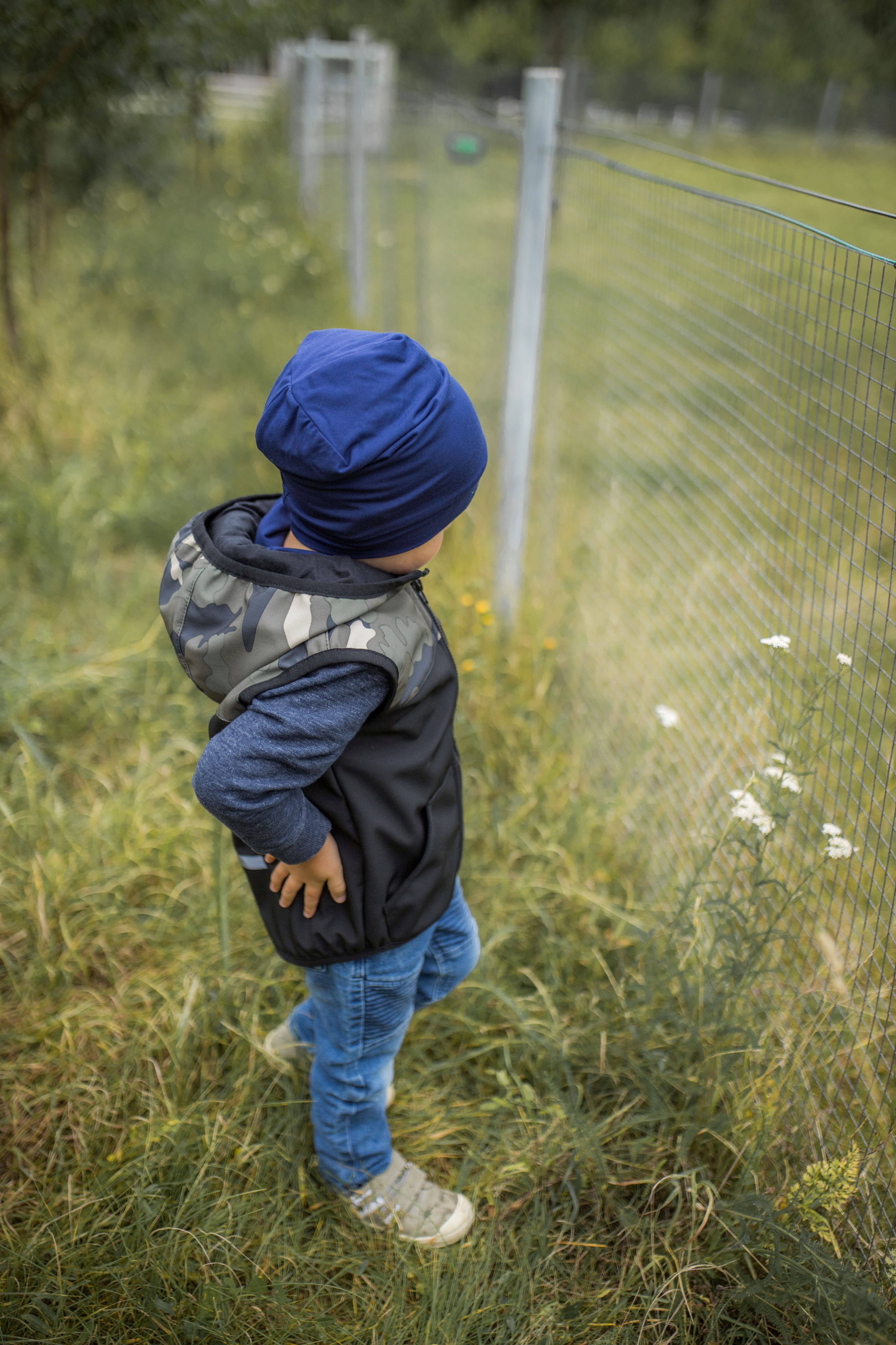 Softshellová vesta s kapucí - černá+zelený maskáč - SKLADEM - vel.104