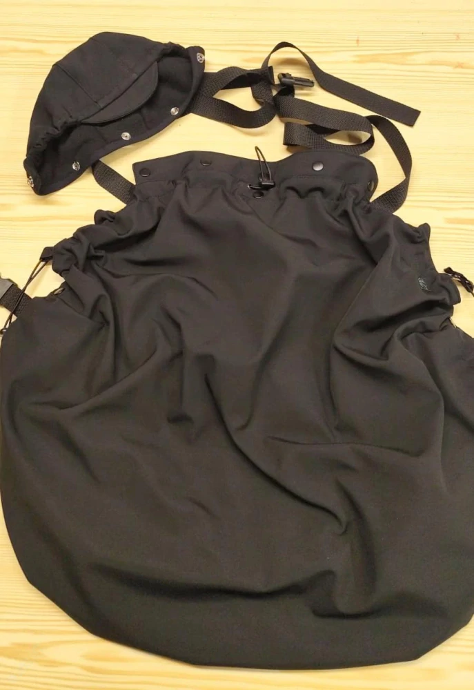 Softshellová nosící kapsa odepínací kapuce černá