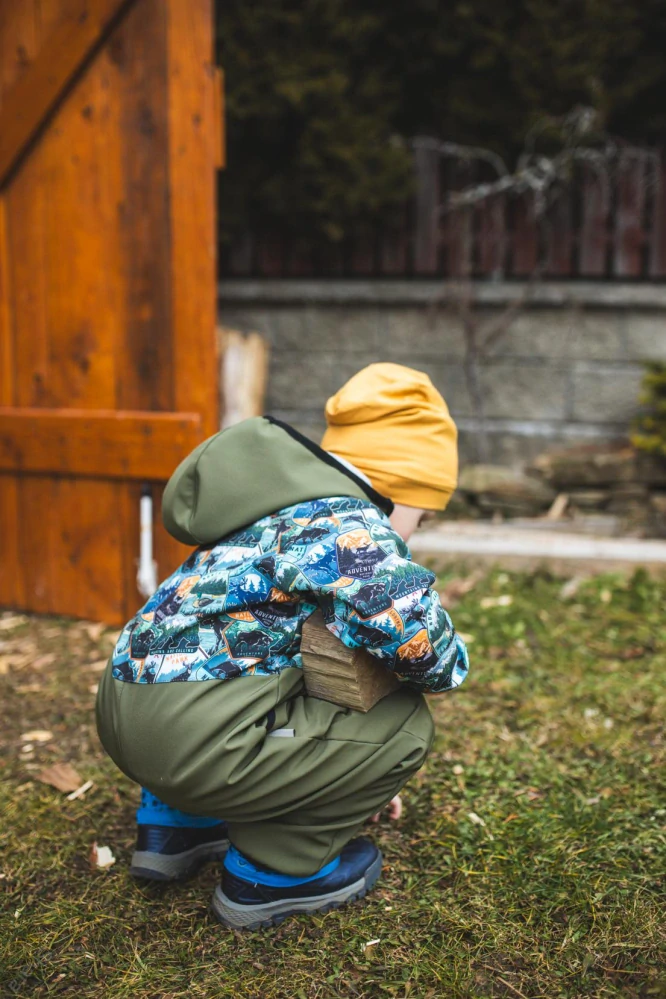 Dětská softshellová kombinéza - oliva/horská zvířátka
