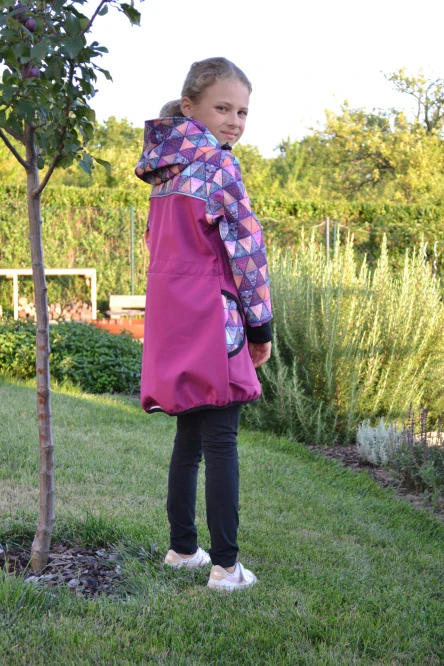Softshellový kabátek - fuchsie/mandal trojúhelníčky SKLADEM vel.98