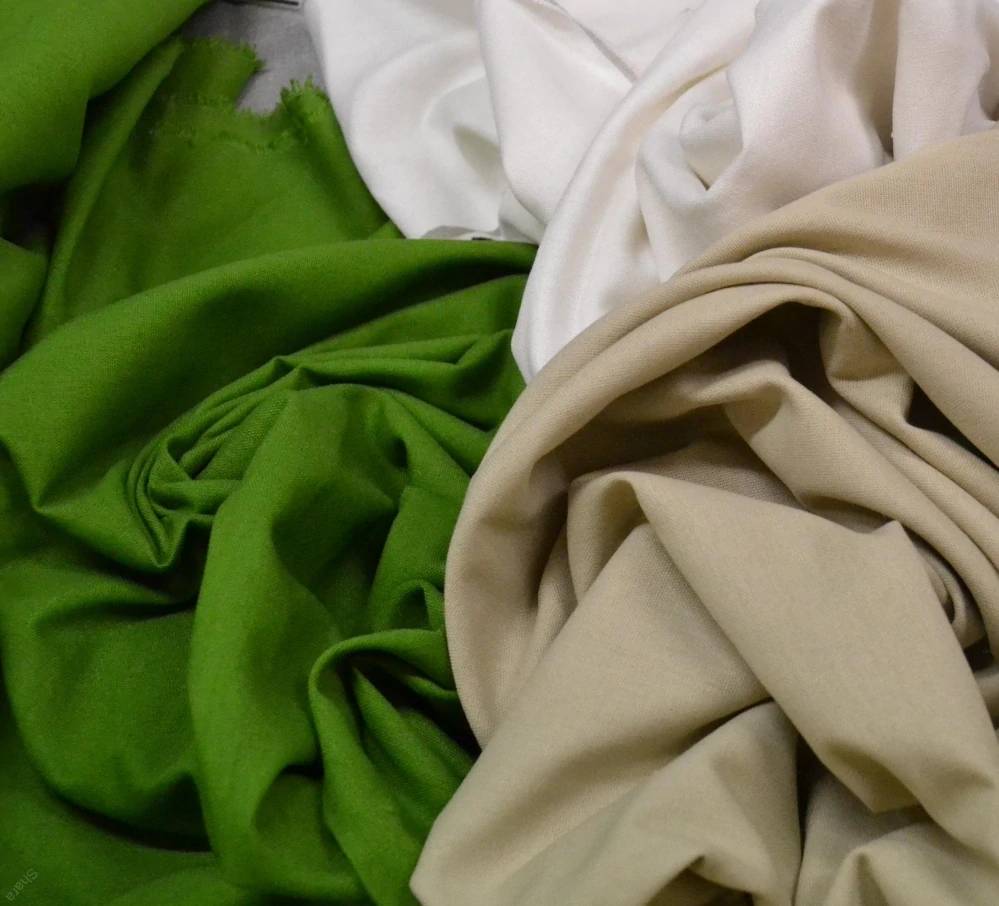 Lněná zástěra s laclem a kapsami