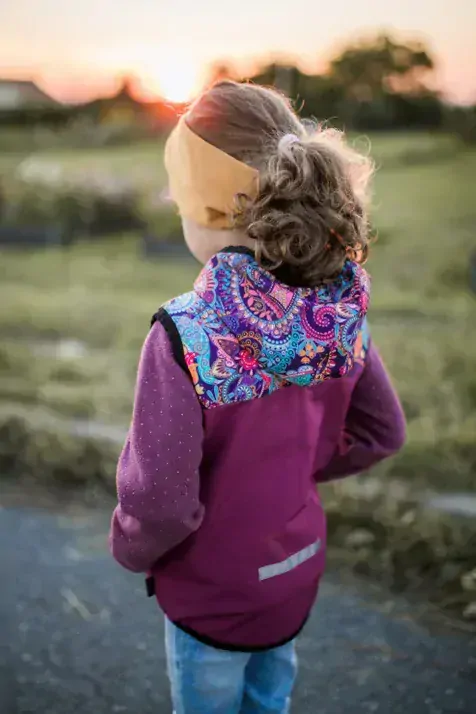 Softshellová vesta Shara - fuchsie/ornamenty