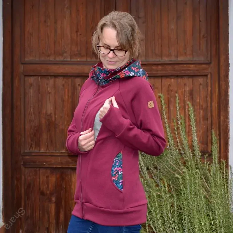 Nosící dlouhá teplá mikina s odepínací obě kapuce, zipy na kojení, hladící kapsy, díra na palec, zipová kapsa - vínová/bobule/vínový zip