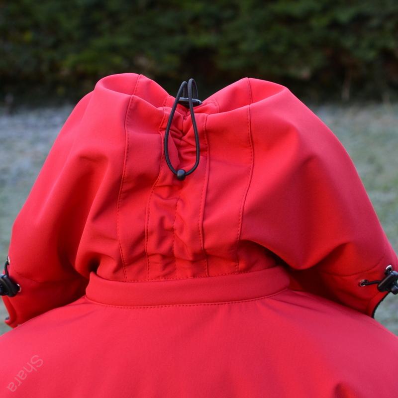 Stahování kapuce v zadním díle softshell.bund a kabátů