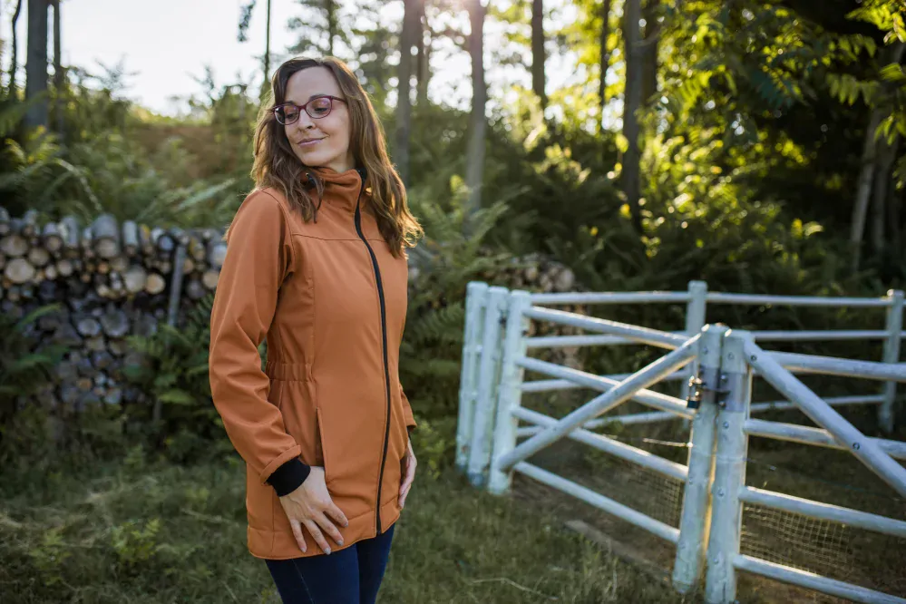 Softshellový kabát přední nošení kapsy z boku, gumička v pase- karamel