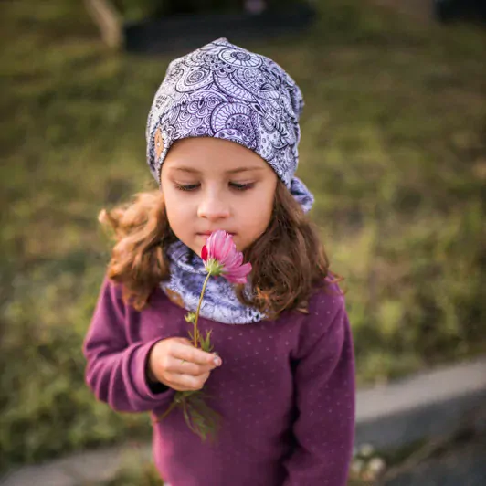 Čepice s lemem - bílý ornament