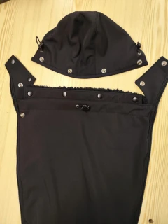 Nosící vsadka softshell s krytím krku s odepínací kapuckou