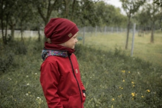 Sada tenká-čepice s lemem a nákrčník - vínová