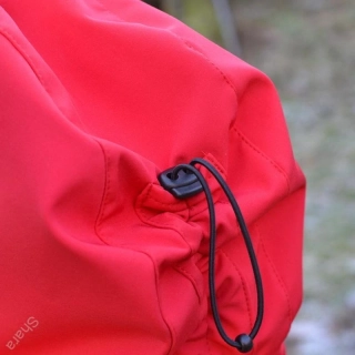 Stahování kapuce v zadním díle softshell.bund a kabátů